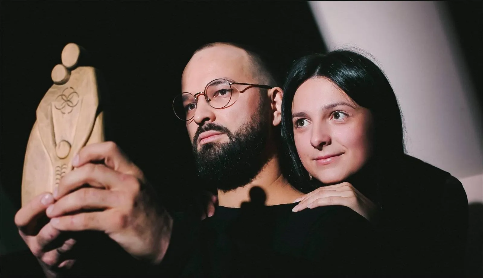 Юрий и Евгения Безобразовы с деревянной скульптурой
